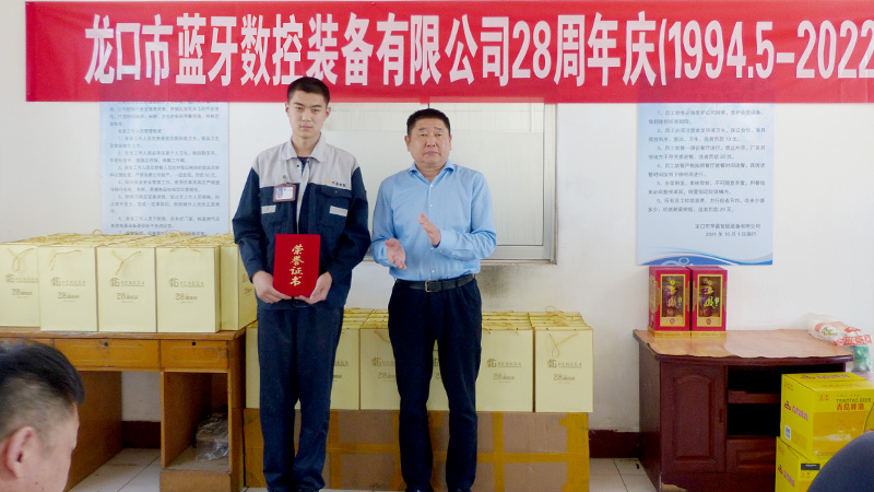 獲得“合理新人獎(jiǎng)”榮譽(yù)稱號的實(shí)習(xí)生—陳冰 獲得“合理新人獎(jiǎng)”榮譽(yù)稱號的實(shí)習(xí)生—陳冰