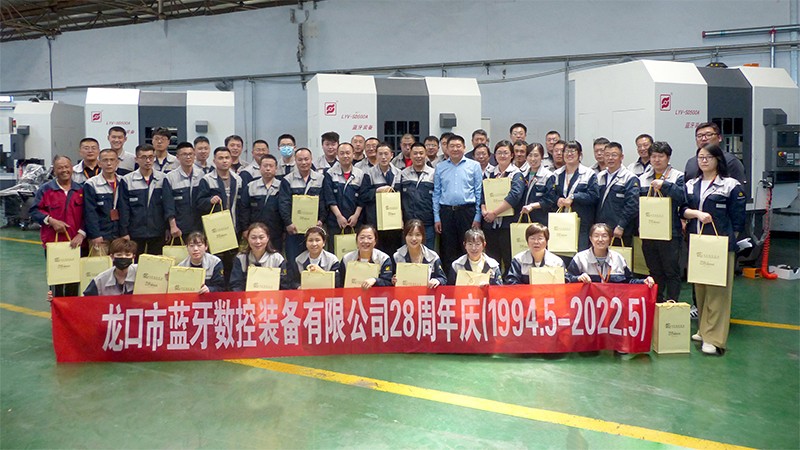 藍(lán)牙數(shù)控全體員工合影留念 藍(lán)牙數(shù)控全體員工合影留念
